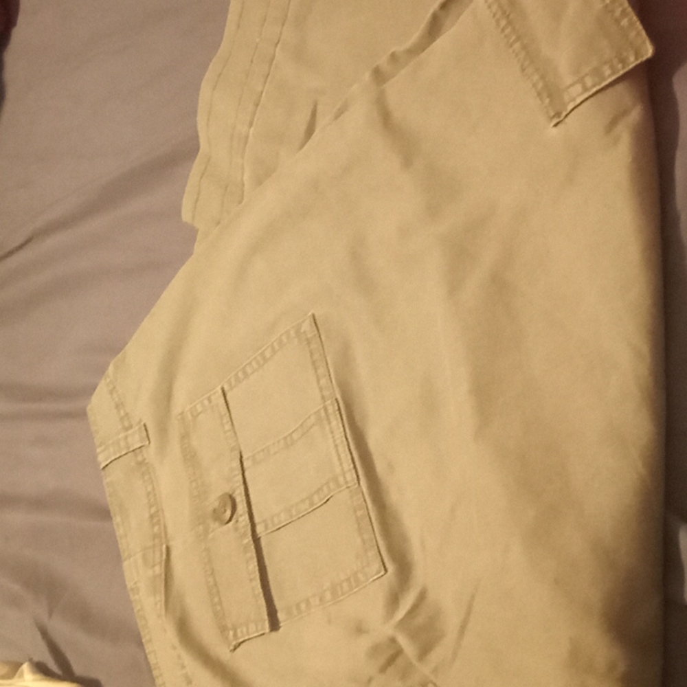 olive colored 3/4 length capris